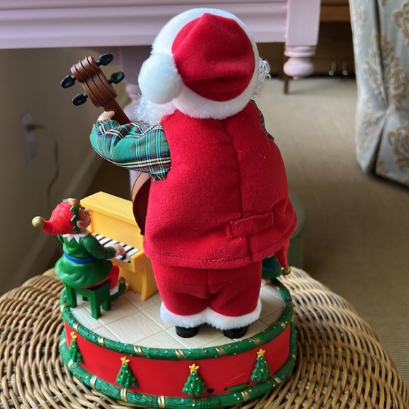 Avon Christmas Singing Moving Santa and Elves, Takes Musical Request From List - Picture 7 of 11